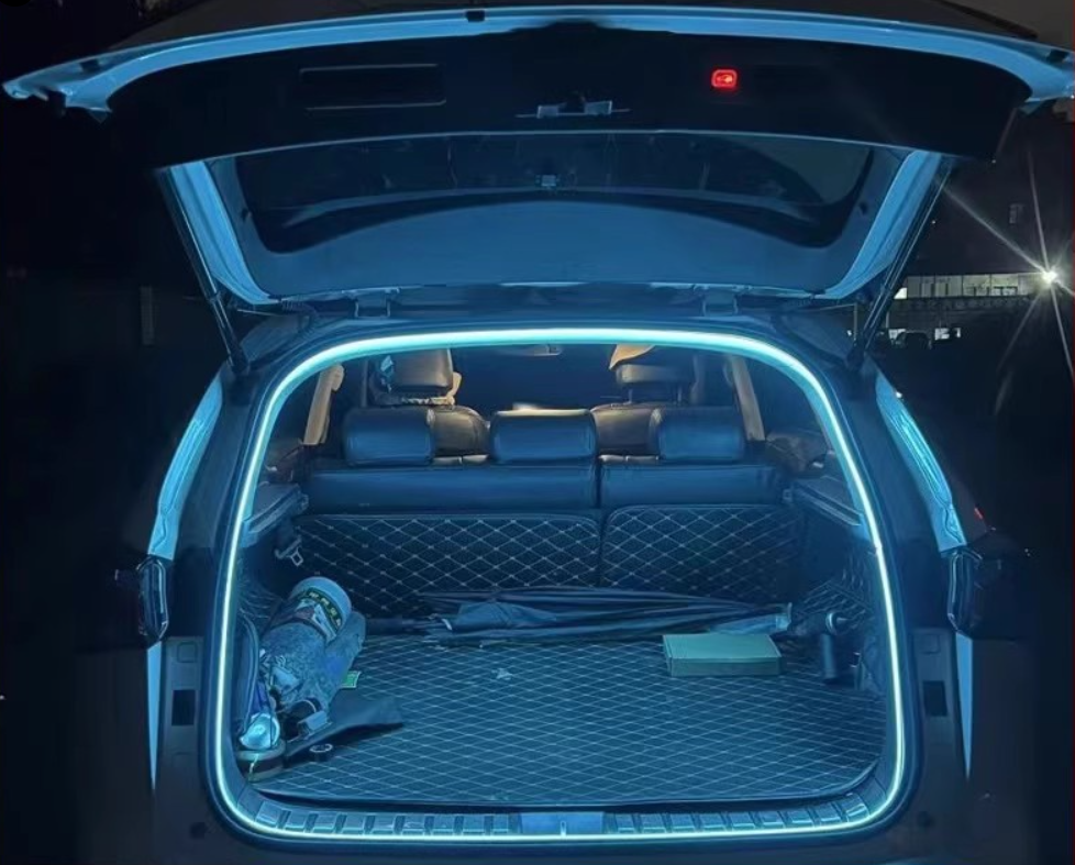 Dinamikus, áramló fénycsík az autó csomagtartójába