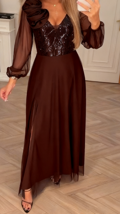 Csipke ujjú, flitterekkel és virágdíszekkel díszített ruha.