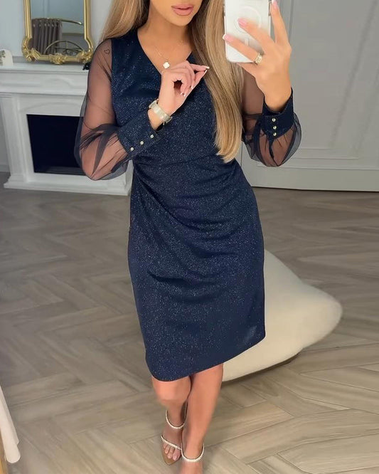 Csillogó V-nyakú ruha patchwork részletekkel