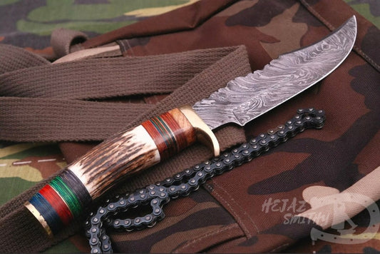 Kézzel készített nyúzókés damaszkuszi acélból, 15 cm hosszú, agancs nyéllel.