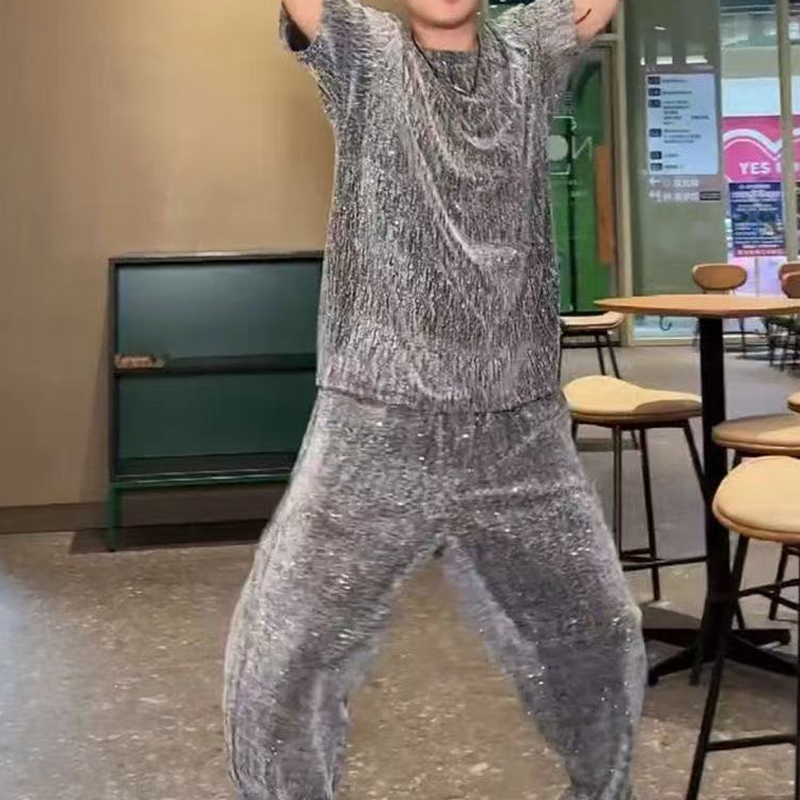 đ Ăj dizĂĄjn 2025-re âšFĂ©rfi kĂ©trĂ©szes szett: rövid ujjĂș pĂłlĂł Ă©s bĆ szĂĄrĂș nadrĂĄg