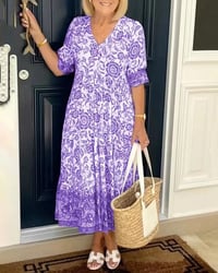 Mintás ruha V-nyakkal, elegáns és stílusos