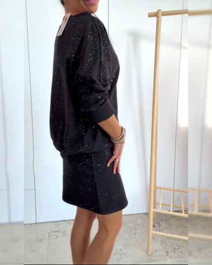 Kerek nyakkivágású és finom brokáttal ellátott ruha