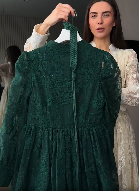 Női ruha V-nyakkal, gazdagon hímezve