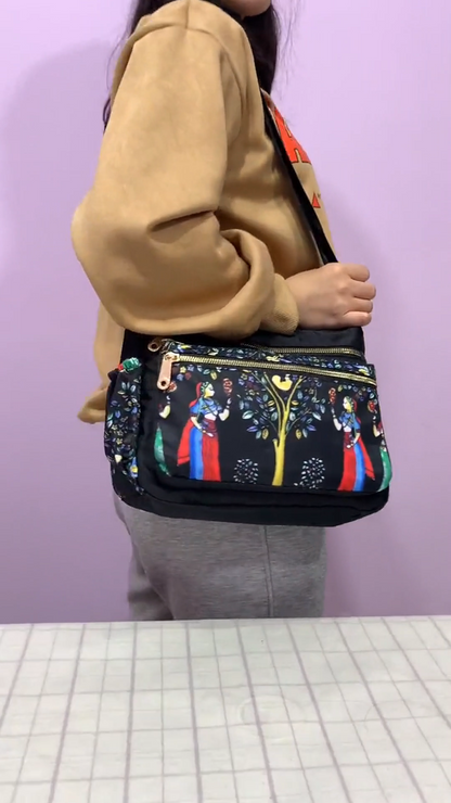 🔥Nagy kapacitású több zsebes divat nyomtatott Messenger táska