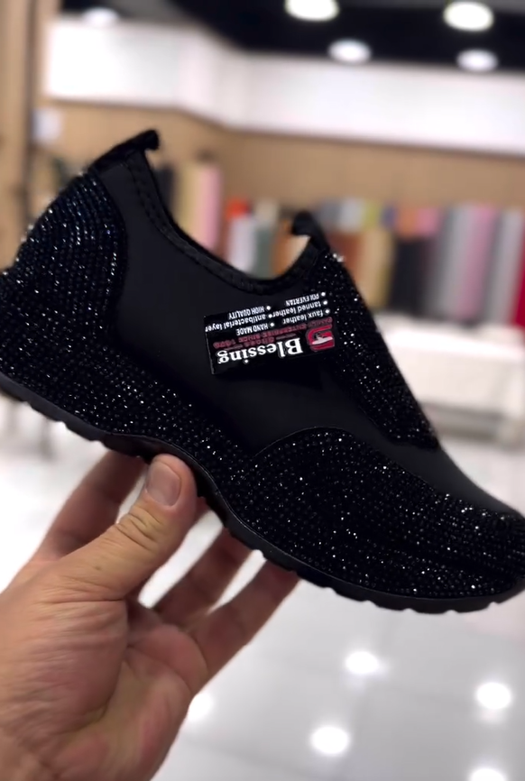 Divatos, mindennapi cipők kristályokkal