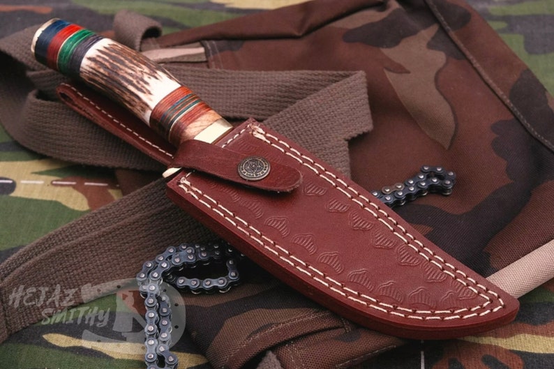 Kézzel készített nyúzókés damaszkuszi acélból, 15 cm hosszú, agancs nyéllel.