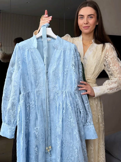 Női ruha V-nyakkal, gazdagon hímezve