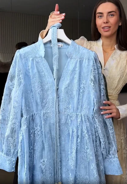 Női ruha V-nyakkal, gazdagon hímezve