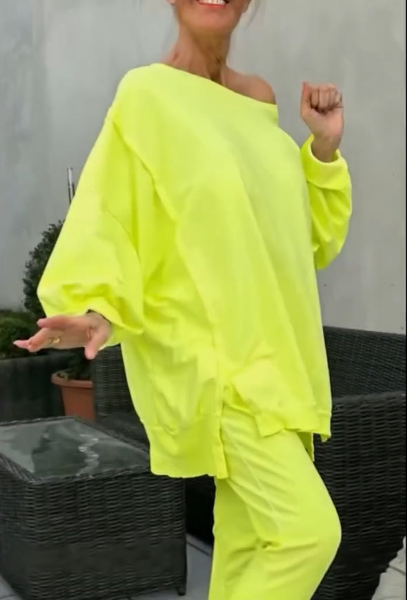 Nyári női kerek nyakú, hasított, világos színű, lezser kosztüm