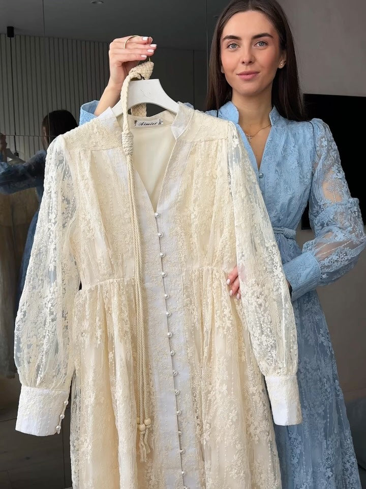 Női ruha V-nyakkal, gazdagon hímezve