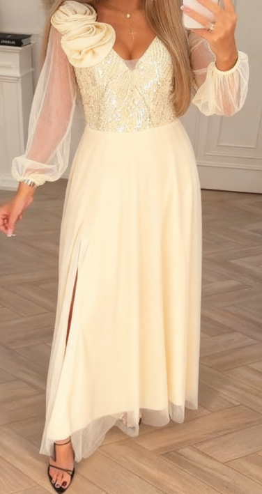 Csipke ujjú, flitterekkel és virágdíszekkel díszített ruha.