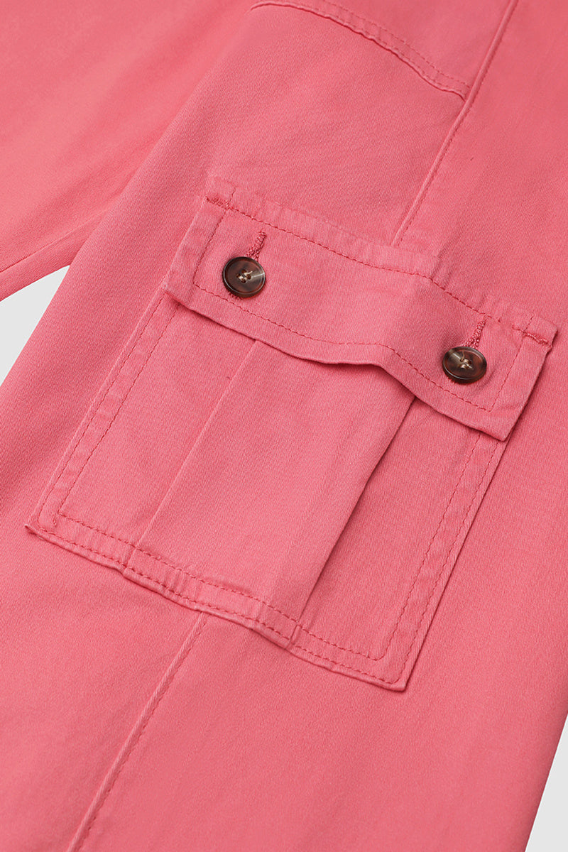 Capri nadrág zsebekkel és középmagas derékkal, alján hajtásokkal és több zsebbel.