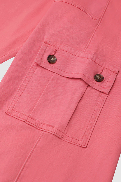 Capri nadrág zsebekkel és középmagas derékkal, alján hajtásokkal és több zsebbel.