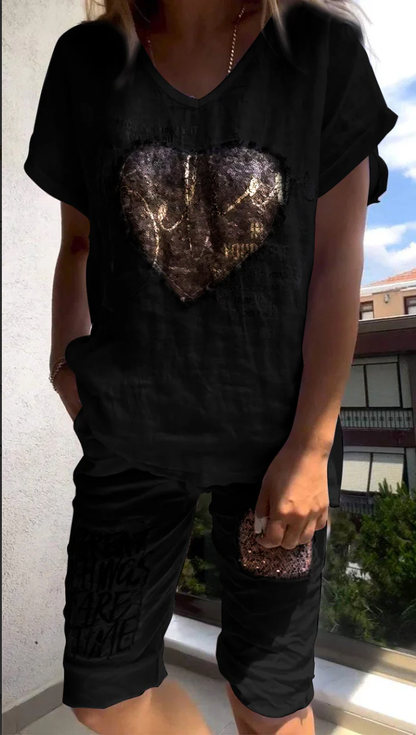 Lezser kétrészes öltöny V-nyakkal és arany dombornyomással