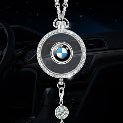 Autó aromaterápiás logós medál fémből és gyémántokból