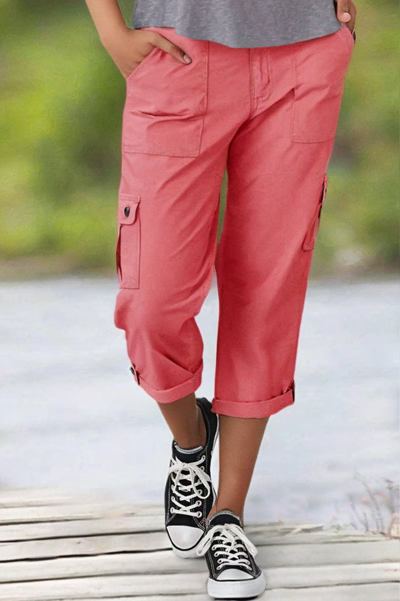 Capri nadrág zsebekkel és középmagas derékkal, alján hajtásokkal és több zsebbel.