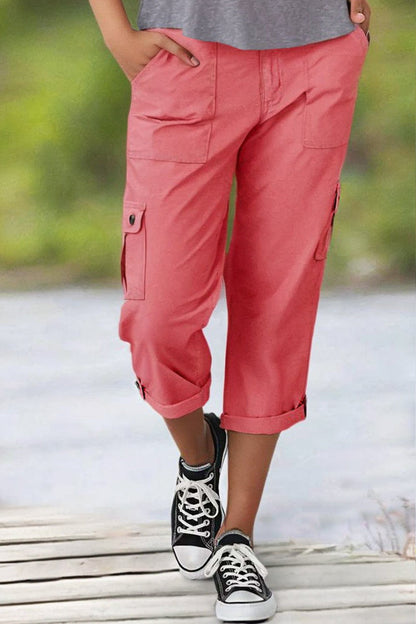 Capri nadrág zsebekkel és középmagas derékkal, alján hajtásokkal és több zsebbel.