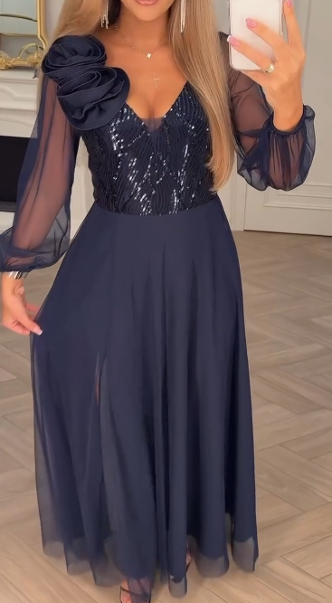 Csipke ujjú, flitterekkel és virágdíszekkel díszített ruha.