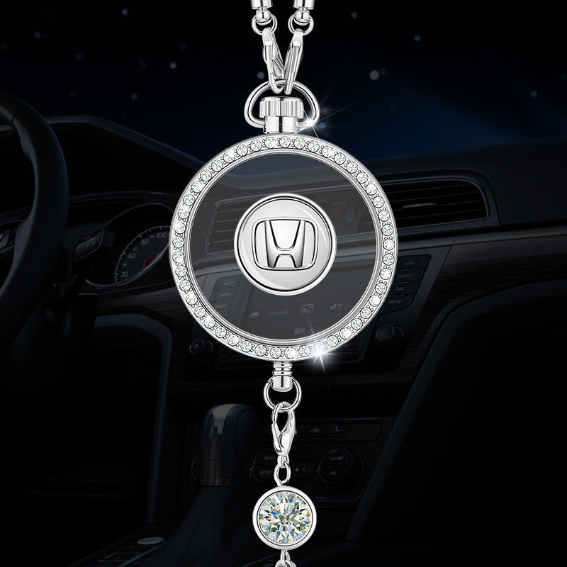 Autó aromaterápiás logós medál fémből és gyémántokból