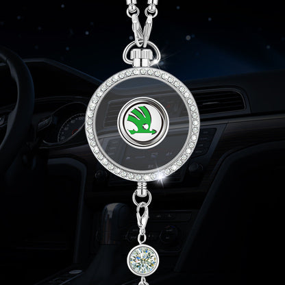 Autó aromaterápiás logós medál fémből és gyémántokból