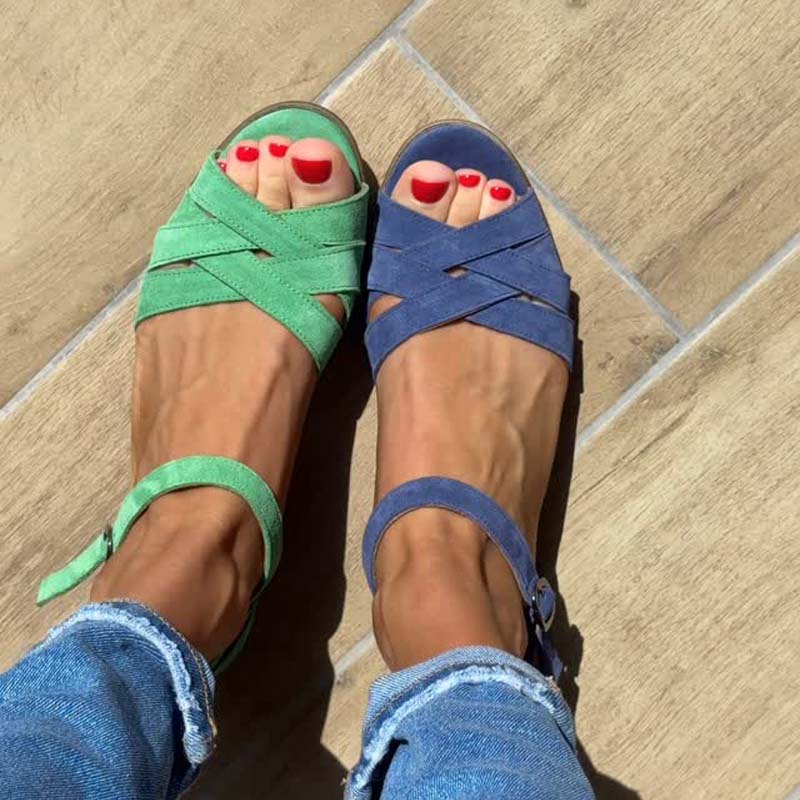 Női üreges csatos szandálok