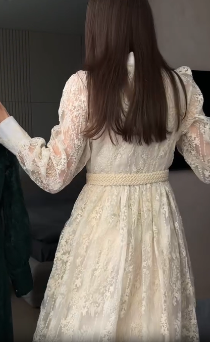 Női ruha V-nyakkal, gazdagon hímezve