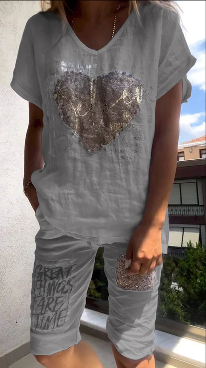 Lezser kétrészes öltöny V-nyakkal és arany dombornyomással