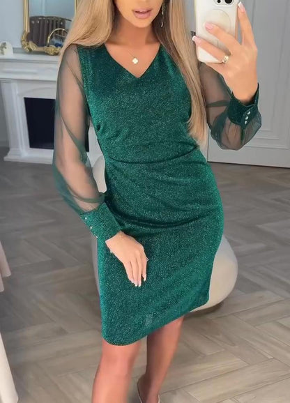 Csillogó V-nyakú ruha patchwork részletekkel