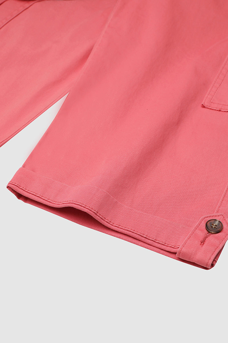 Capri nadrág zsebekkel és középmagas derékkal, alján hajtásokkal és több zsebbel.