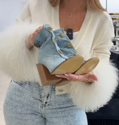 Divatos női magas sarkú cipő farmer anyagból, gombokkal