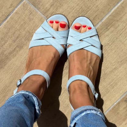 Női üreges csatos szandálok