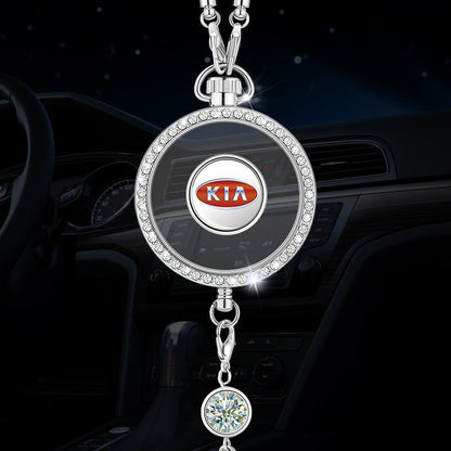 Autó aromaterápiás logós medál fémből és gyémántokból