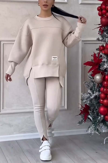 Egy hosszú ujjú, mintás pulóverből és leggingsből álló, szabálytalan szett.