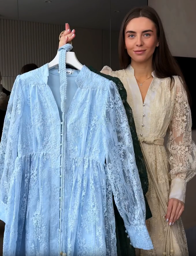 Női ruha V-nyakkal, gazdagon hímezve