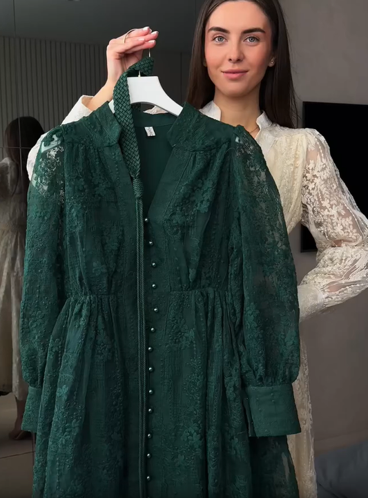 Női ruha V-nyakkal, gazdagon hímezve