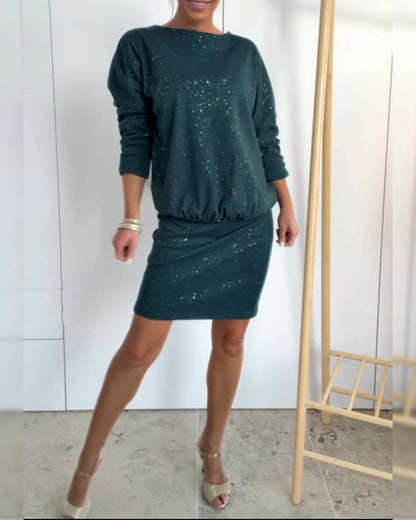 Kerek nyakkivágású és finom brokáttal ellátott ruha