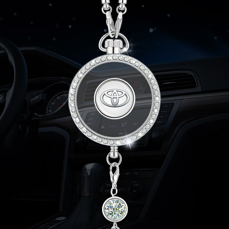 Autó aromaterápiás logós medál fémből és gyémántokból