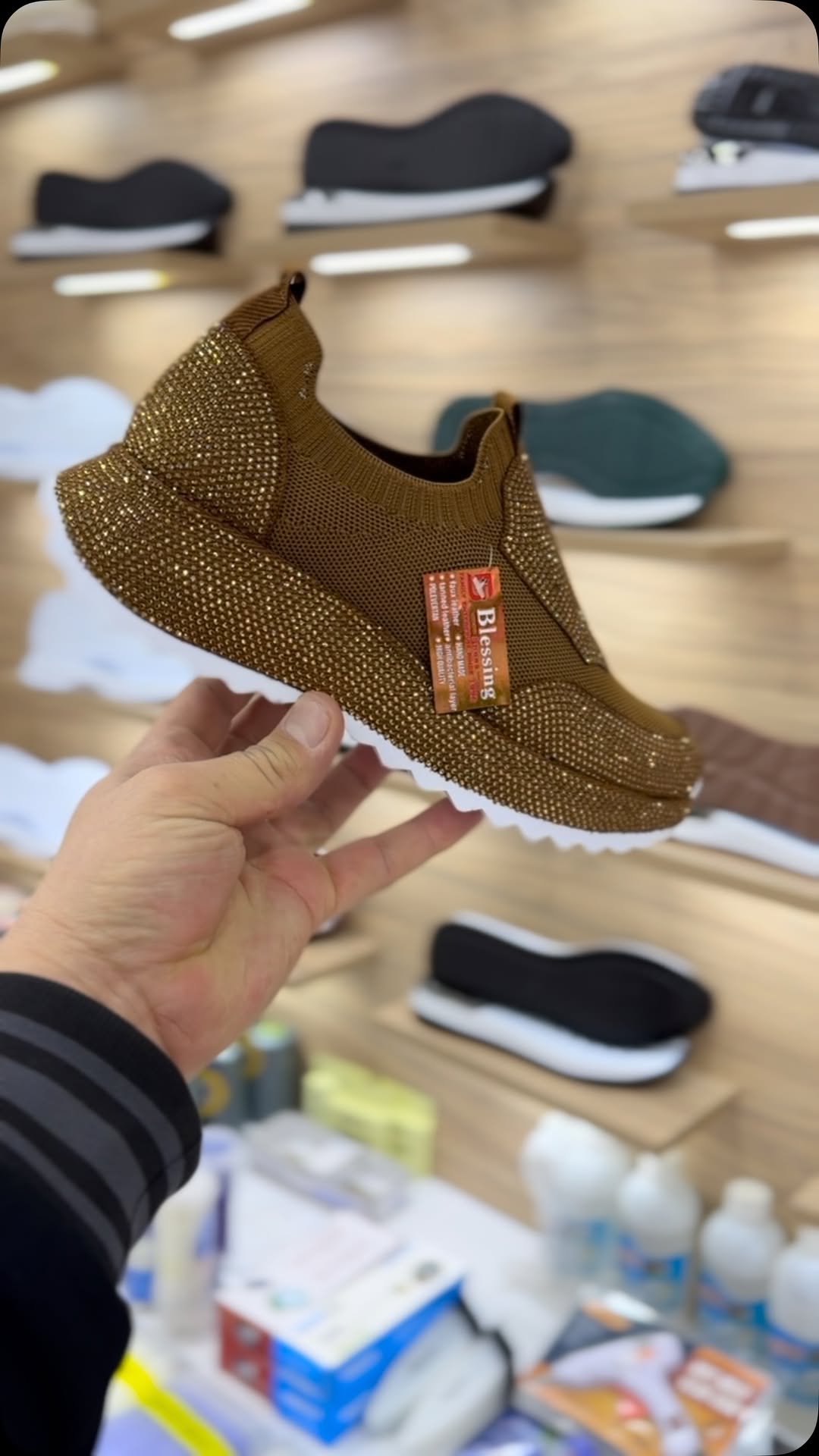 Divatos, mindennapi cipők kristályokkal