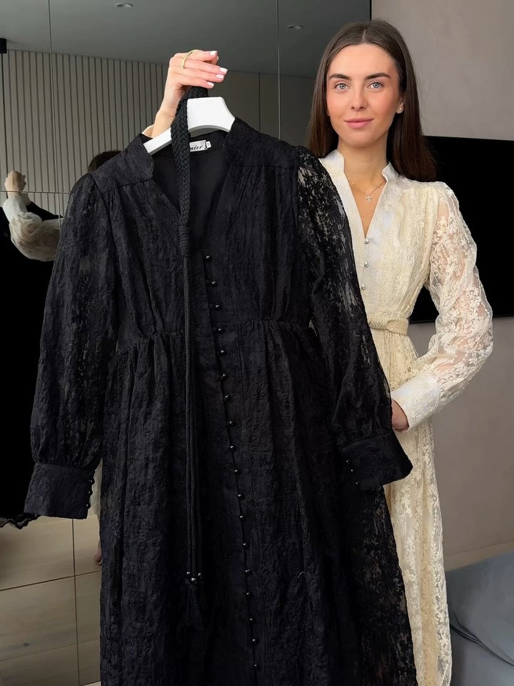 Női ruha V-nyakkal, gazdagon hímezve