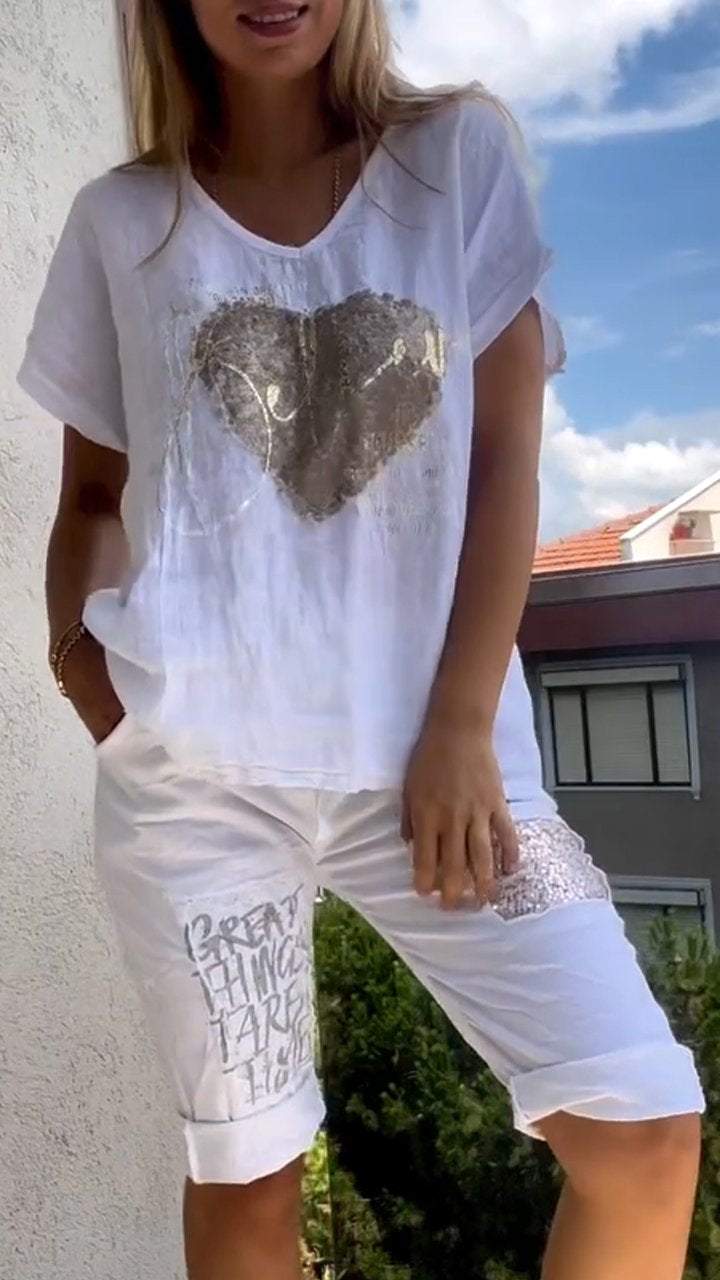 Lezser kétrészes öltöny V-nyakkal és arany dombornyomással