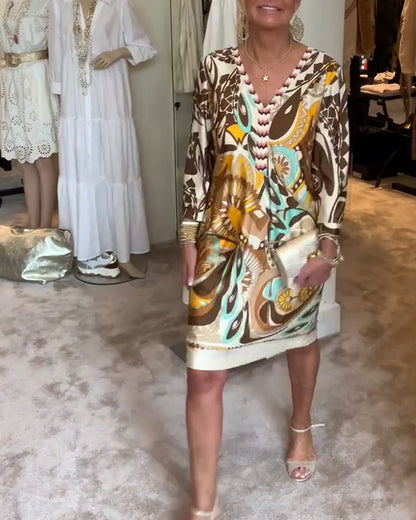 Lezser V-nyakú ruha vintage mintával