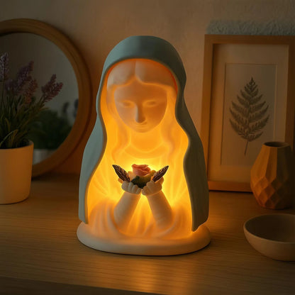 ✝️ Kézzel készített gyantából készült éjjeli lámpa, amely Szűz Máriát ábrázol – a béke és a védelem gyengéd ragyogása