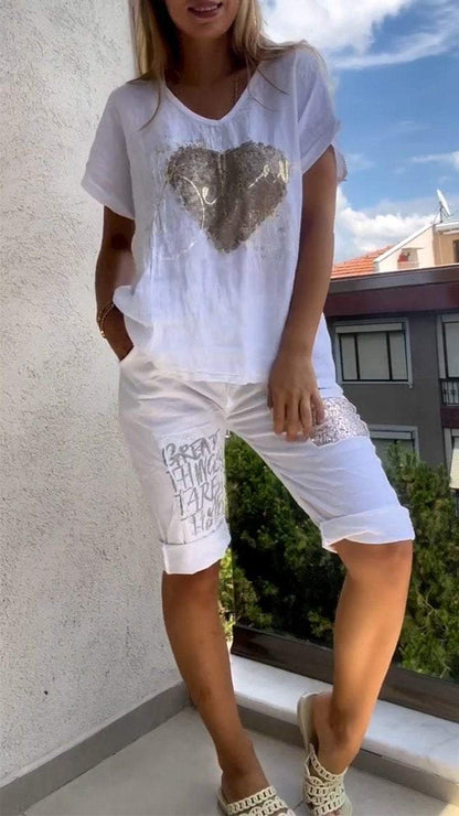 Lezser kétrészes öltöny V-nyakkal és arany dombornyomással