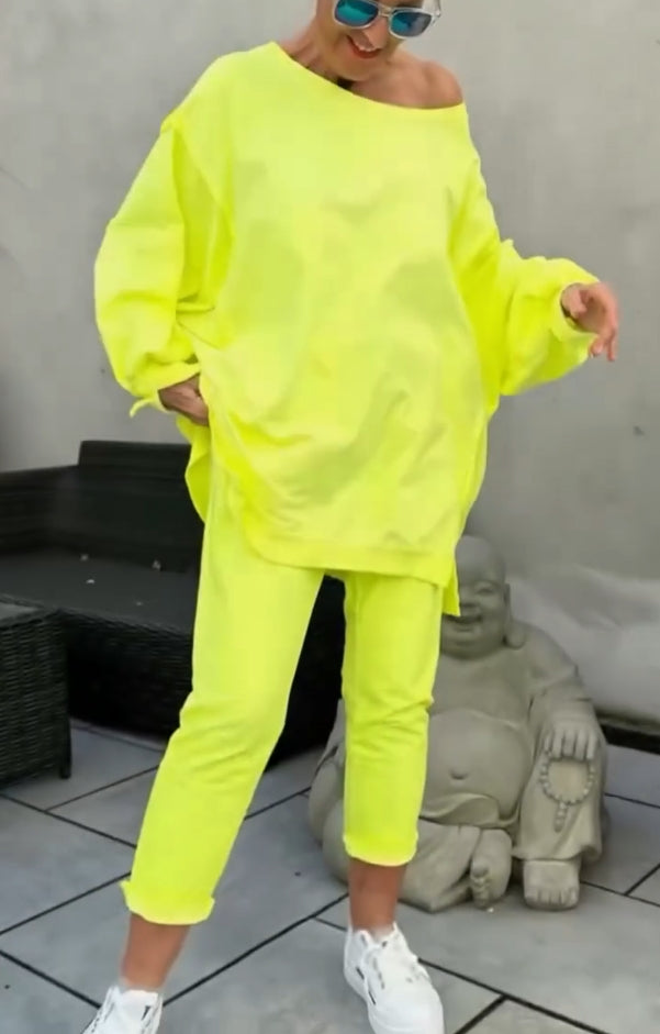 Nyári női kerek nyakú, hasított, világos színű, lezser kosztüm