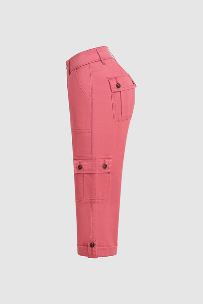 Capri nadrág zsebekkel és középmagas derékkal, alján hajtásokkal és több zsebbel.