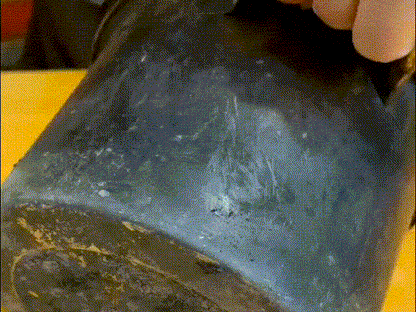 Távolítsa el a fekete gélt a pot aljáról