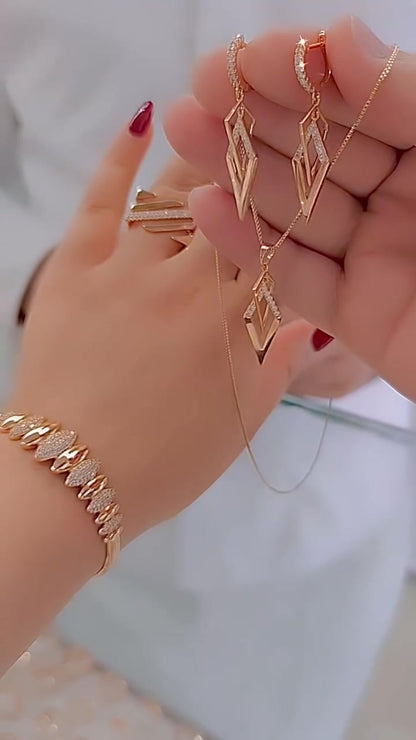 Egy stílusos és sokoldalú szett, amely három darabból áll: egy karkötőből, egy gyűrűből és egy nyakláncból.