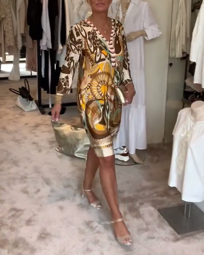 Lezser V-nyakú ruha vintage mintával