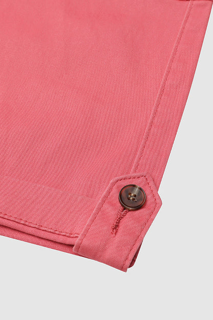 Capri nadrág zsebekkel és középmagas derékkal, alján hajtásokkal és több zsebbel.